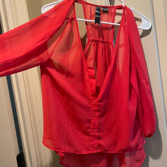 Red cropped , sheer 3/4 sleeved boutique top - Picture 2 of 6